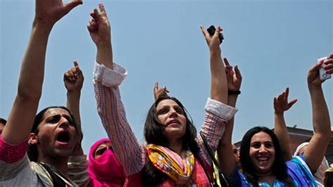 Pakistans Transgender Community Cautiously Welcomes Marriage Fatwa Bbc News