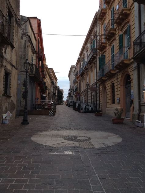 Il piccolo borgo in cui è situata la casa, pur essendo a meno di 1km dalla strada nazionale, è incastonato nel verde degli ulivi e della campagna abruzzese. Ortona Abruzzo Italy