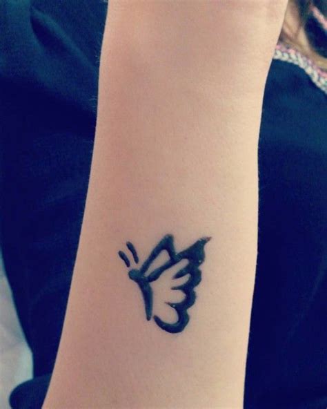 Black henna outline butterfly tattoo. Small butterfly henna design for children | Simple henna ...