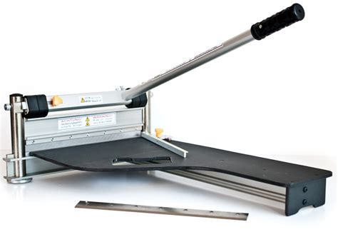 Cuts neatly without tearing the laminate layer. BAUTEC Laminate Flooring Cutter 325mm / finished parquet ...