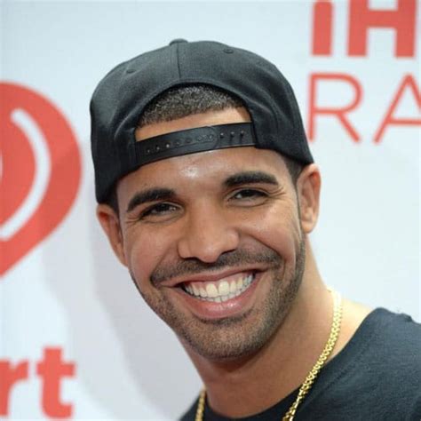 This is a formal hairstyle and drake covers up his hair with this style on occasions like victory laps and awards winning ceremonies. Drake Hairstyle 2016 - Kecemasan 3