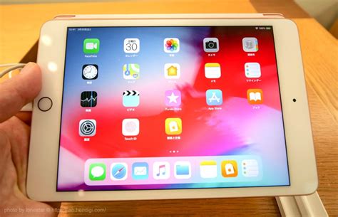Design wise, the ipad mini 5 is identical to the ipad mini 4, featuring a body with a tapered design, rounded corners, thick bezels at the top and bottom of the device, and thinner side bezels. 最高じゃないのに最高に欲しくなる「iPad mini 5」を週に2回もApple Storeで触って悶々としている
