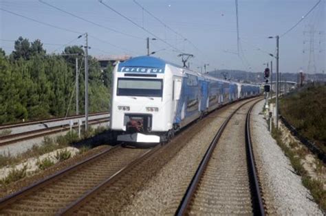 Fertagus is the first private rail operator in portugal. Comboios da Fertagus circulam de forma alternada na Ponte ...