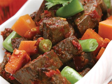 Ini salah satu jenis masakan yang cukup populer di rumah tangga indonesia terutama untuk acara khusus seperti arisan dan pesta pernikahan. Cara Membuat Sambal Goreng Hati