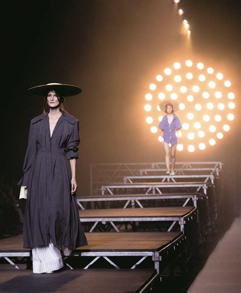 The Man Behind Fashions Most Ambitious Runway Shows Idées De Mode