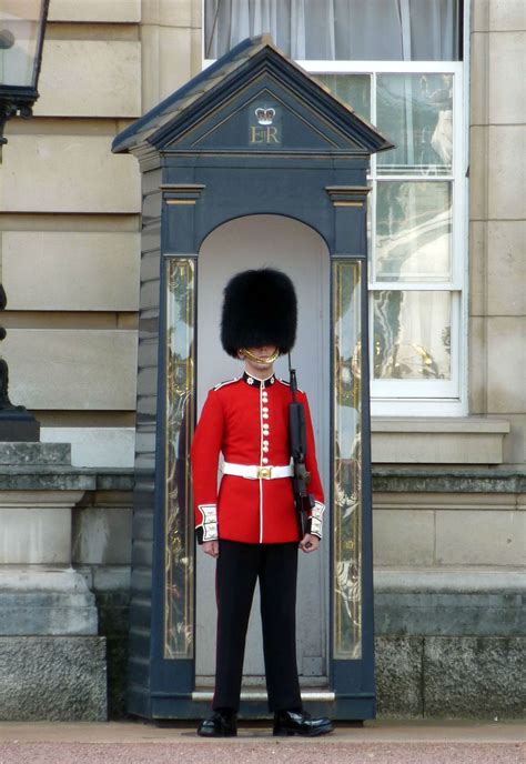 Video Un Garde De Buckingham Palace Fait Le Pitre Sous Les Fenêtres De La Reine Actu Direct
