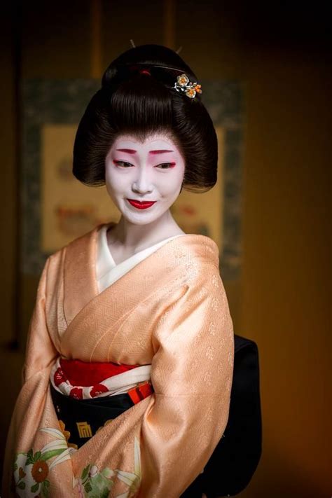 Geisha Makeup Hairstyles And History Of Highly Skilled Artists Geisha Geisha Girl