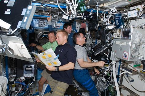 La vita degli astronauti all interno dell ISS curiosità e abitudini di chi vive nello Spazio