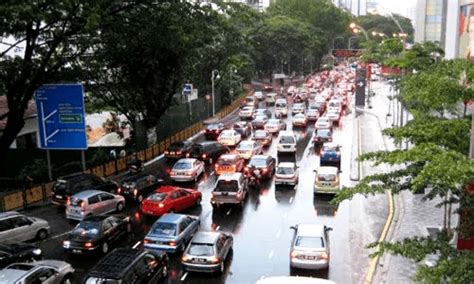 Saya ngga akan membahas tempat wisata di singapura karena pasti sudah pada taulah tempat wisatanya seperti apa. Nak Pergi Kerja, Lagi Berbaloi Naik Motor atau Kereta?