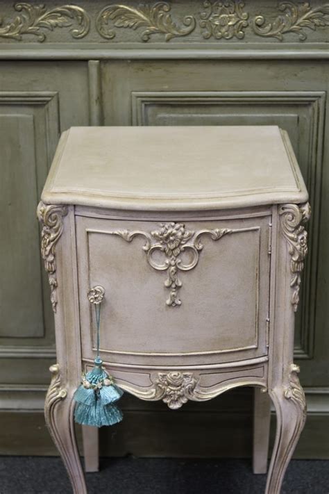 The popularity of chalk paint and paints like it, has given many the confidence to try painting furniture for themselves, which i think is wonderful! Trick to Applying Dark Wax Over Chalk Paint on Furniture ...