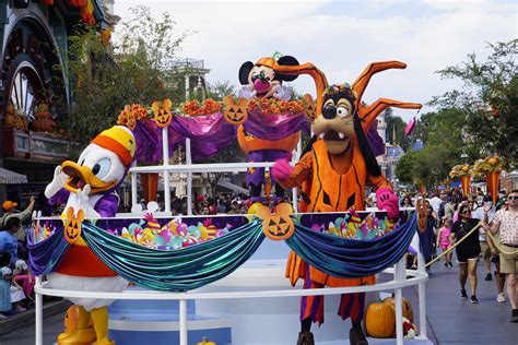 Photos Video 2022 Halloween Cavalcade Debuts At Disneyland Featuring Tokyo Parade Music