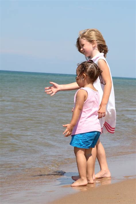 Duas Meninas Na Praia Foto De Stock Imagem De Descanso 3104770