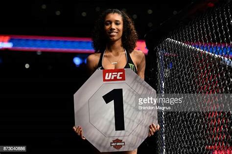 Octagon Girl Brooklyn Wren Signals The Start Of Round One Between ニュース写真 Getty Images