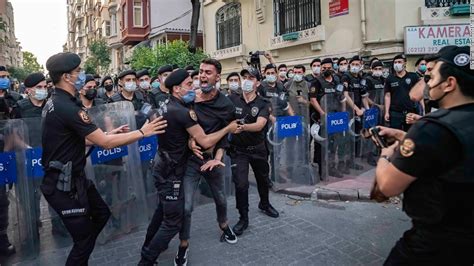 Istanbul Police Use Teargas To Break Up Gay Pride Parade The Express