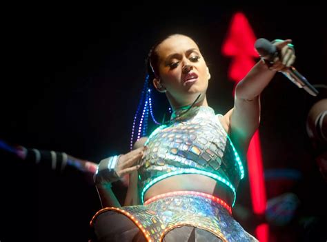 katy perry flashes her pants onstage