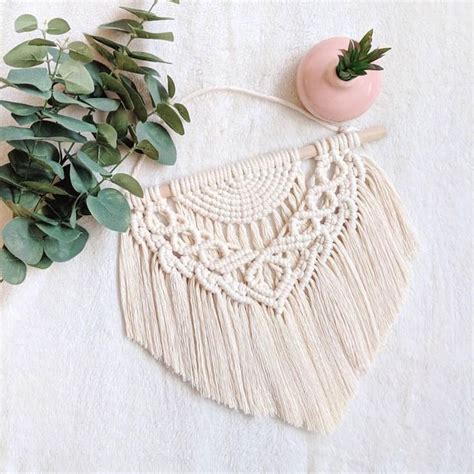 Wir zeigen ihnen die grundlagen, die makrameeknoten und wie sie ein armband selbst knüpfen. Makramee | Makramee | Makramee lernen | Makramee für ...