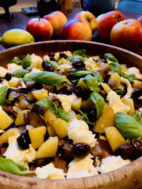 Auberginen, kartoffeln, tomatensauce, mozzarella und parmesan abwechselnd schichten. Kartoffel-Auberginen-Pfanne mit Farga Oliven und ...