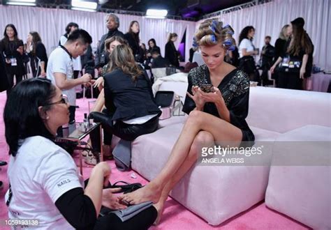 Victorias Secret Fashion Show Backstage Photos And Premium High Res Pictures Getty Images