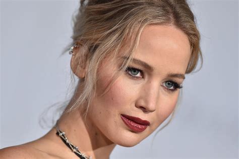 jennifer lawrence says she s never had a new year s eve kiss which is surprising but totally fine