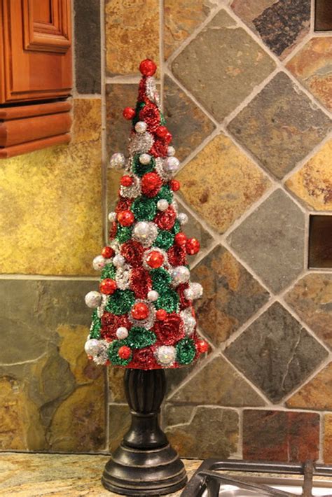 Inspired by some of my previous holiday decorating adventures, today i thought i'd highlight some beautiful christmas tree decorating ideas! Unique Kitchen Decorating Ideas for Christmas - family ...