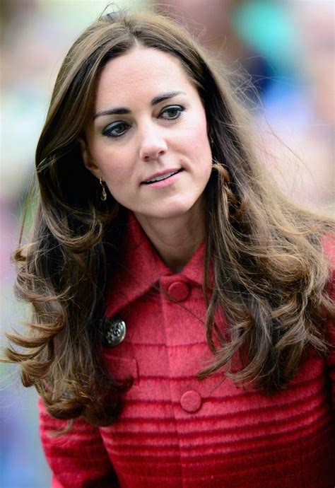 Longer at the front and shorter at the back, this cut tames big hair without sacrificing style. Kate Middleton Long Wavy Hairstyle for Thick Hair | Styles Weekly