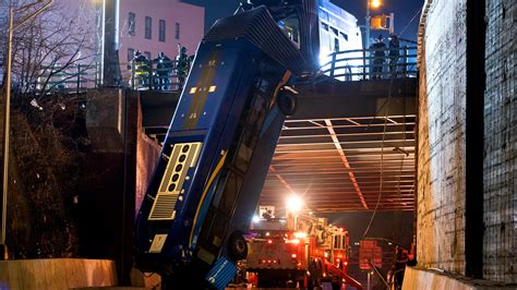 Mta Bus Plunges 50 Feet And Dangles From Overpass After Crash The New York Times