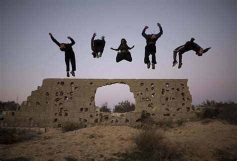 paʁkuʁ) is a training discipline where practitioners, called tracers or traceurs, aim to get from one point to another in a complex environment. El parkour desde dentro - Y Mañana más