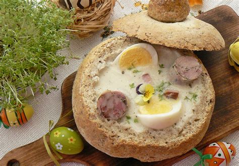 600 g mąki pszennej 250 ml wody 2 łyżki oliwy 1 jajko 7 g drożdży instant 500 g białej kiełbasy 300 g wędzonki 1. Żurek w chlebie - DoradcaSmaku.pl