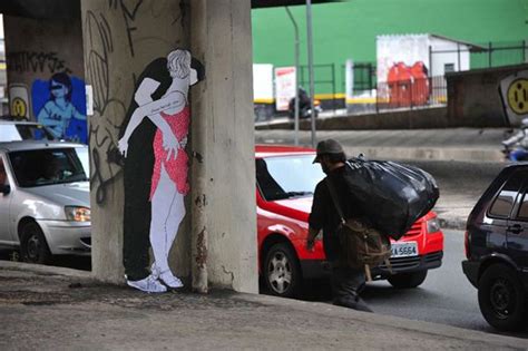 claire streetart les amoureux dans la rue street art love street art paris street art