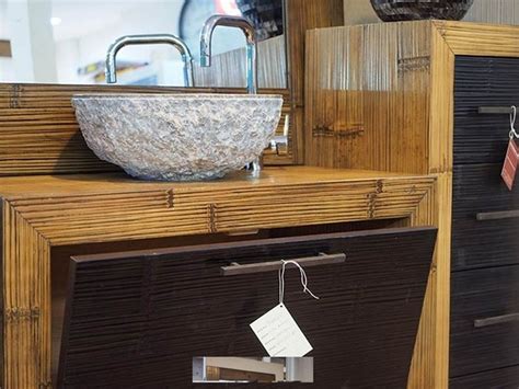 Un bagno dove puoi tenere a portata di mano asciugamani, prodotti di bellezza e accessori aiuta tutta la famiglia a prepararsi più velocemente al mattino. Mobile bagno zen legno crash bambu IN OFFERTA OUTLET