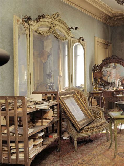 Todos nuestros alojamientos están totalmente amueblados e incluyen sábanas, toallas y utensilios de cocina, sólo tiene que traer su maleta. Una mujer rica abandonó su apartamento de París en el año ...