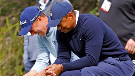 tiger woods apologizes for handing justin thomas a tampon