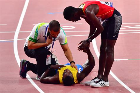 Imagem Do Dia Atleta Da Guiné Bissau Ajuda Colega De Aruba A Cortar A