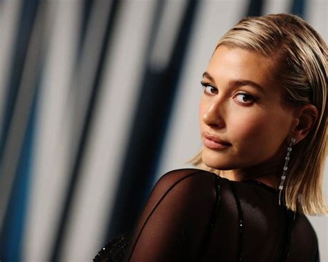 Hailey Biebers Two Second Blush Trick Is The Secret Behind Her Natural Look Glow — Grazia In