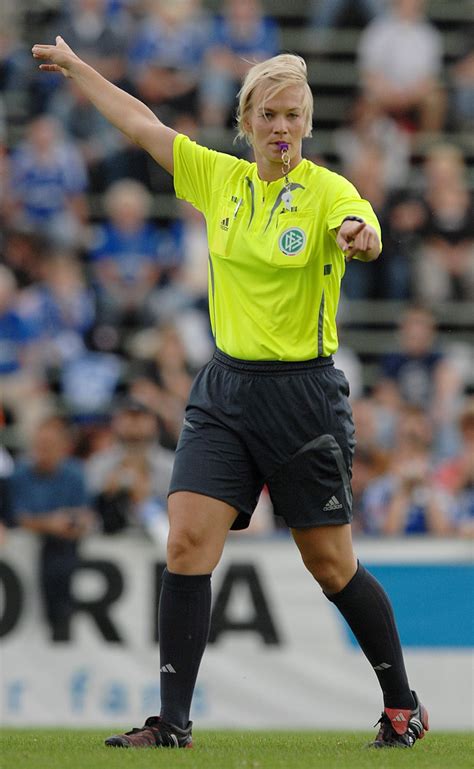 How do referees prepare for the world cup? Schiedrichterin: Bibiana Steinhaus, "First Lady" mit Pfiff ...