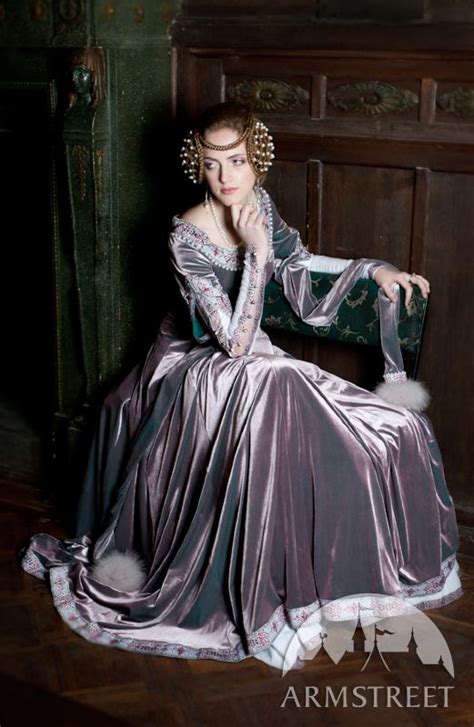 Die unterschiede zwischen den ständen lagen meist jedoch nur im verwendeten material und dem dazugehörigen zierrat. Mittelalter Kleid „Frau Rowena", Hochzeitskleid ...