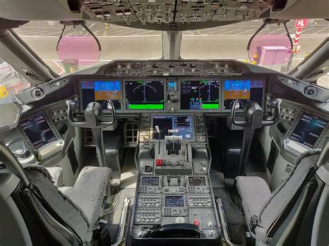 一窥波音787梦幻客机驾驶舱内部
