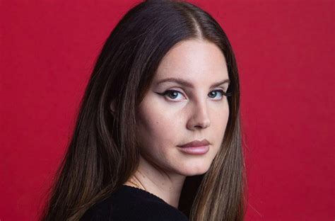 Simply Unrecognizable Lana Del Rey Gained Around Lbs Paparazzi Captured The Star On