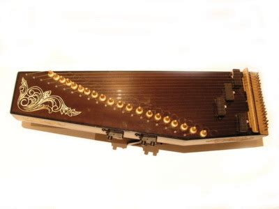 Diofon, adalah alat musik yang sumber bunyinya berasal dari bahan dasarnya. KAPUAS BUNGA BANGSA: Sumber Bunyi Alat Musik