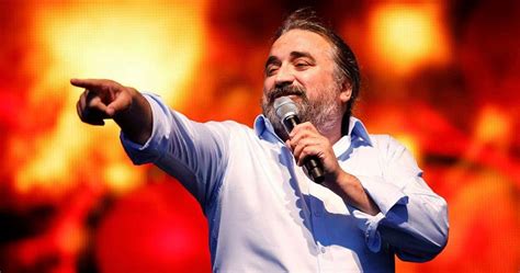 Volkan konak şarkı sözleri sayfasında volkan konak şarkılarının sözlerini okumanın yanında videolarını izleyebilir, şarkılarını dinleyebilirsiniz. Volkan Konak'a sahnede silahlı saldırı! - Yaşam Haberleri