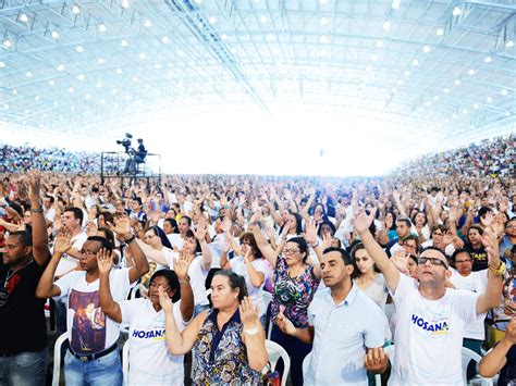 A palavra demo de democracia, desisgna povo, ou seja, governo do povo, isso é diferente de socialismo que é governo. Deus quer formar um povo de louvor