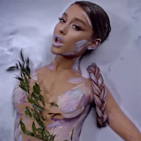 Muy sensual Ariana Grande presentó su nuevo videoclip God is a woman