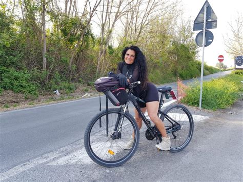 Chi è Davvero Susanna La Prostituta Che Ogni Giorno Pedala Su Via