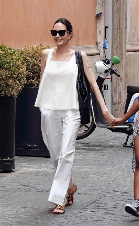 Angelina Jolie Wore An Easy Comfortable Vacation Outfit In Rome