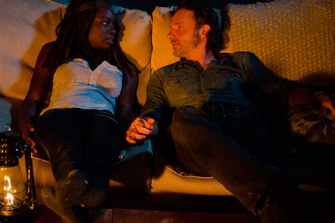 the walking dead así fue el primer beso de rick grimes y michonne