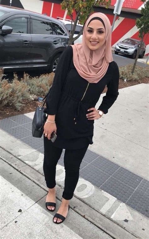 Trafik Molester Yuvarlak Arab Hijab Feet İyimser Denemek Dirsek