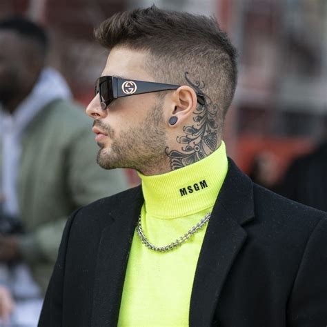 Para conseguir un corte de pelo despeinado y desenfadado deberás tenerlo más corto por los lados, mientras que la parte superior de la cabeza. Cortes de pelo modernos para hombre 2021: 40 ideas para ...