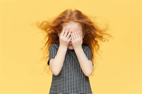 Menina Tímida Sendo Tímida Cobrindo Os Olhos Foto Grátis