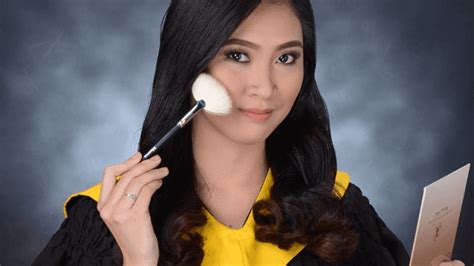 So here are some graduation hairstyles for short hair, that are sure to make your mane look lovely, even underneath your cap. This is How You Get Your Grad Pic Right