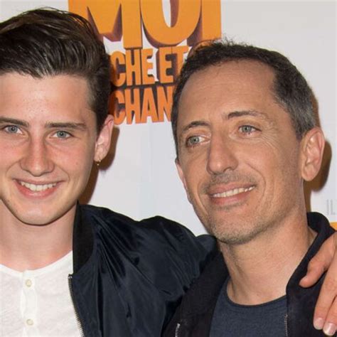 Er besitzt neben der marokkanischen auch die französische und die kanadische staatsangehörigkeit. PHOTO - Gad Elmaleh et son fils Noé, élégants et complices ...